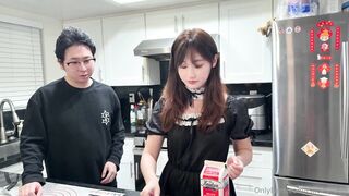 本来叫上门烘焙师做情欲蛋糕给女友，结果奶油还没打发，就把她按在料理台上厨房直接开干，奶油射满全身。