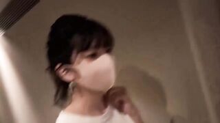 漂亮淫妻 有点像玩偶姐姐 被黑祖宗大肉棒无套内射 开始很紧张拳头攥的紧紧的 绿帽在边上聊天引导