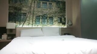 【利哥探花】21岁甜美外围女神，裸体相拥转圈圈，激情啪啪，过程中偷摘套，小姐姐气得够呛怒斥