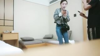【利哥探花】精品眼镜外围女，苗条身材大长腿奶子不小，穿上情趣透视装网袜，镜头前掰穴深喉骑乘打桩