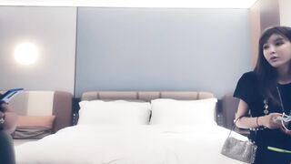 【赵总寻花】‘你啪啪了我30分钟还要给我差评？’极品网红脸大长腿东北御姐，言辞拒绝不让射嘴里和身上，最后还是被偷射一嘴
