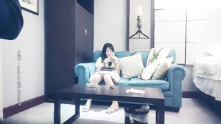 【赵总寻花】极品天然白虎馒头嫩逼学生妹，赵总直接无套内射，射完又让小天来体验这个馒头逼，无奈小穴太紧几下就败阵退场