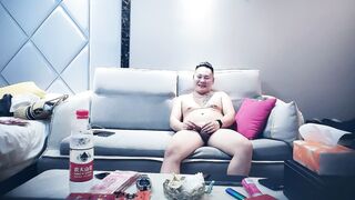 【赵总寻花】网红脸纹身小姐姐，换上情趣水手服黑丝，被按在沙发上暴操，最后口爆射一嘴