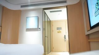 【探花精选】泡良大神，漂亮小姐姐豪车上好开心，酒店开房激情啪啪，小骚货花样多啥都懂