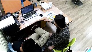 公司摄像头破解偸拍下班后经理与碎花连衣裙文员用电脑看黄片一起研究性爱动作在办公桌前打一炮！