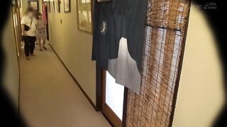 SDMUA-024 [中文字幕] 嘿，性感的美女要不你只裹着条浴巾偷偷溜进男浴室让男顾客们好好享受一番超级硬核#秋叶桃#君户步实