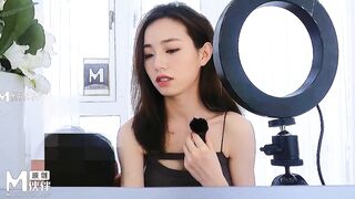 【长治传媒CZ-0002】麻豆代理【直播间的蚊】他把我咬得好痒，高清1080P原版首发【CZ-0002】