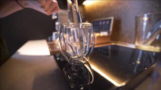 【跪舔吃屌】精品大尺度泄露，气质黑丝袜模特跪着给摄影师舔屌