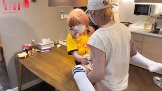 国产原创自拍女大学生勤工俭学送外卖，不小心打翻客人东西被威胁肉偿