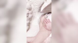哄骗刚破处的妹妹一块去洗浴中心，强迫让她穿上半露奶子的泳衣，卫生间出来就拉到休息室掰开嫩逼爆操，下屌太重给操哭了