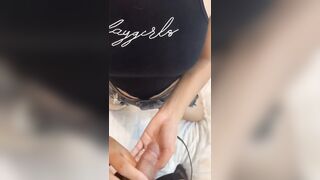 大哥和大嫂来我家看我，大哥刚去上厕所，我就和嫂子在客厅激情，啪啪。大嫂的叫声真好听。