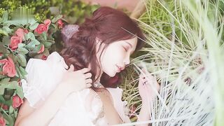 【onlyfans】极品绝色佳人 梦幻劲爆身材酥乳女神【辛尤里】完美爆乳美人鱼和科学勃士在有钢琴的花丛中啪啪，太有湿意了！