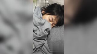 二次元嫩妹享受来自三次元的爱抚 大神迷奸二次元可爱妹子 微弱意识任意摆弄实在太顶了！
