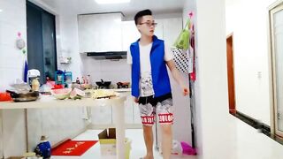 【乱伦姐妹】小姨子撞见姐姐啪啪，厨房勾引姐夫后入3个人一起玩_很是诱惑喜欢不要错过！
