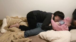 姊弟乱伦调教我色情的姐姐 散发着勾人魂魄的香味。弟弟无法抗拒，被姐姐压在身下，她用手握住弟弟那坚挺的肉棒
