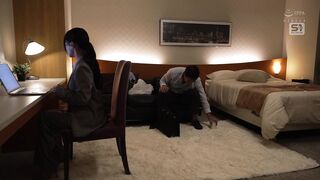 SONE-988 [中文字幕] 出差时在酒店与傲慢的新入职女白领同住一间房这绝佳机会下我果断出手玩弄她于股掌之间 - 渚爱梨