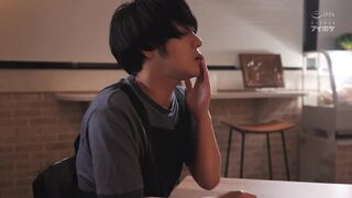 IPZZ-677 无码破解 本以为高不可攀的美女前辈 喝醉后竟是个接吻狂魔 浓烈的舌吻诱惑与背德出轨的性爱 都是令我终生难忘的甘美滋味 枫可怜