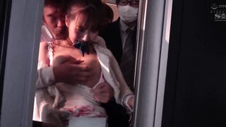 SSNI-229 [中文字幕] 無法抵抗順從電車痴漢 遭人教會高潮巨乳女大生 三上悠亚