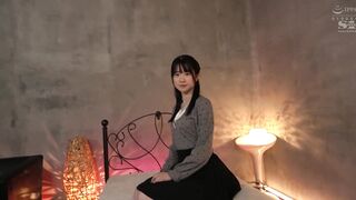 SONE-323 [中文字幕] 白神咲香与中年男人进行了一场充满唾液的浓重舌吻，两人的吻变得湿润而黏糊 白上咲花