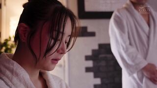 ADN-789 [中文字幕] 结婚四年从未有过性生活的人妻被部长拥抱的夜晚 身体如同要弥补四年的禁欲一般 逐渐沉迷于快乐之中 白峰美羽