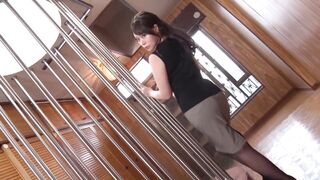 前麦当娜专属顶级巨乳美熟女「金谷宇乃」极品沙漏身材贵妇人妻～老公出差无聊，主动找年迈管家玩变态性交