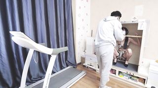 冷酱贞操带跑步机训练，颈手枷+单手套，伸缩玩具入体，随后在固定柜中拘束糕朝