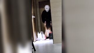 [糖心Vlog] 【绿意盎然】绿妻大神记录极品淫荡娇妻【亨利夫妻】喷血全裸诱惑取外卖，色诱骑手小哥，口爆采精才让离开