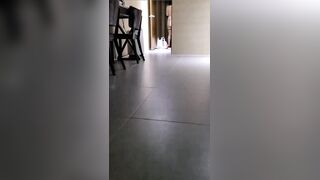 [糖心Vlog] 【绿意盎然】绿妻大神记录极品淫荡娇妻【亨利夫妻】喷血全裸诱惑取外卖，色诱骑手小哥，口爆采精才让离开