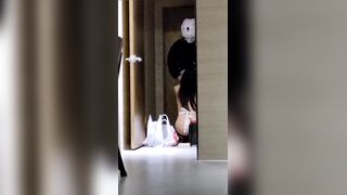 [糖心Vlog] 【绿意盎然】绿妻大神记录极品淫荡娇妻【亨利夫妻】喷血全裸诱惑取外卖，色诱骑手小哥，口爆采精才让离开