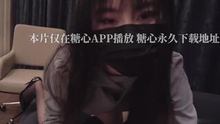 [糖心Vlog] 【网红女神】超火爆独家剧情片蜜汁白虎尤物【娜娜】律师制服的淫语挑逗，滑润汁水蜜穴顶不住了，内射无毛蜜鲍