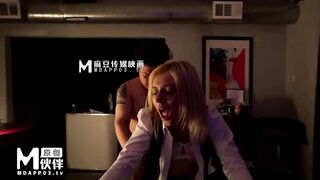 【麻豆传媒】Sexy Waitress Makes Me Horny!【 性感女侍疯狂做爱】中文字幕，高清720P原版首发【ODE004】