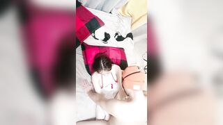 00后姐妹花精彩3P名场面【2】好色尤物情趣装！双屌甩脸一起舔，骑乘操穴上面插嘴，嫩妹被操虚脱了