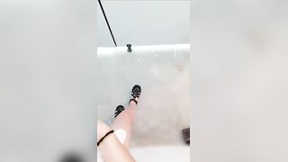 丰满巨乳妹子在公厕玩剧情，偶遇男子直接开干趴下深喉大屌撅起屁股后入啪啪