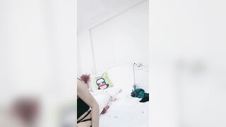 午夜小骚骚极品高颜值御姐少妇跟大哥激情啪啪，黑丝情趣诱惑卖力的舔弄大鸡巴伺候小哥，无毛骚穴爆草抽插