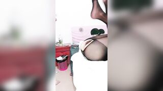 名模身材，高颜值女友黑丝开档大秀身材各种诱惑给男友口含大屌女上位操逼