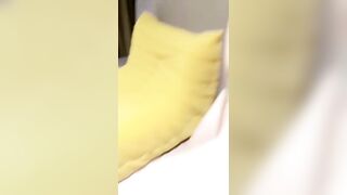 年轻小情侣酒店里无套啪啪做爱全过程，先玩穴调情再卖力深喉口交，内射