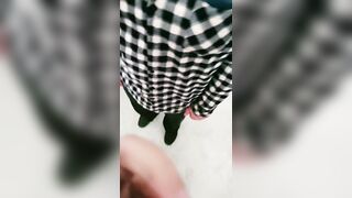 开档黑丝露脸风骚的大屁股少妇深夜跑到公测勾搭大哥激情啪啪，直接在厕所内口交大鸡巴躺在地上让大哥爆草