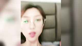 眼镜良家美女刚下海！全裸扭腰诱惑！约炮开始操逼，扶着JB捅入骚穴，美臀一下下抽插爽翻