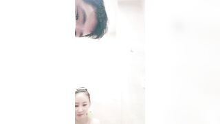 【18岁新人】贱贱的嫩妹小萝莉，BB穴好紧，操起来好痛，还是最喜欢被哥哥爆菊花，厕所洗白白后入被操实在太爽啦！