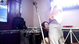 【KTV豪华包间内玩弄学生妹】唱着歌就摸奶抠逼想亲亲，舔她骚屁股让小姑娘深喉口交大鸡巴，不脱衣服就草