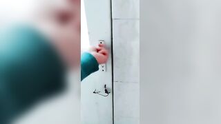 【为人湿表】风骚小少妇出轨寻刺激，户外露出公厕和男炮友啪啪啪