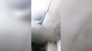 【卷发爆乳颜值美妞】丰乳肥臀翘起抖动，掏出大奶子揉捏，张开双腿摸骚逼，到【卫生间】站立尿尿，扭动很是诱惑