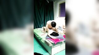 【姐妹花一起4P】全程露脸跟两个小哥大秀，吃奶抠逼舔大鸡巴，床上各种抽插爆草看看那个妞更骚好刺激