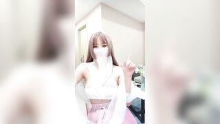【异国风情艳舞】高颜值妹子，全裸展现模特身材，白皙大奶，自慰粉木耳十足诱惑