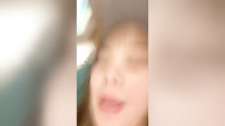 【颜值女神-2】性感又很骚，镜头前屁股摆弄，蓝色假屌怼着骚逼猛插，搞得小穴很湿，揉搓阴蒂娇喘呻吟好听