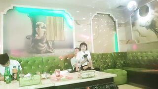 商K达人，激情一整夜，今晚学生妹主题，一曲《大风吹》氛围拉满，与小萝莉深入交流双双高潮.