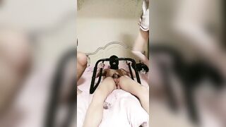 大红唇新人骚女被两大汉3P，白丝袜丁字裤，翘起屁股看穴，两根JB轮流舔，骑乘上下一起插，打桩机搞得舒