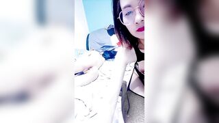 妈妈调教女儿全程露脸情趣诱惑，妈妈很骚女儿很美，双头道具插入无毛骚逼浪荡呻吟，精彩刺激不断不要错过