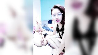 妈妈调教女儿，女儿想要爸爸，全程露脸激情大秀，情趣诱惑无毛骚穴让妈妈拿双头道具抽插骚穴，淫声荡语不断