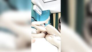 姐妹榨汁机【外送服务-上篇】一起跟小哥双飞啪啪，颜值高身材好玩的开活好不粘人，床上的极品尤物，玩奶舔逼口交大鸡巴射嘴里